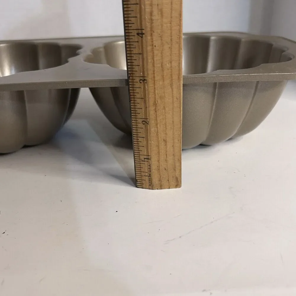 Nordic Ware The Great Pumpkin Pan. 10 Cup Capacity. Made In USA